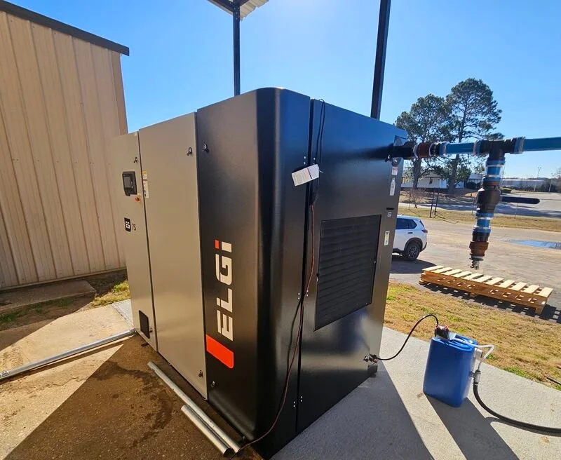 Compressor ELGi instalado em área externa de cliente industrial
