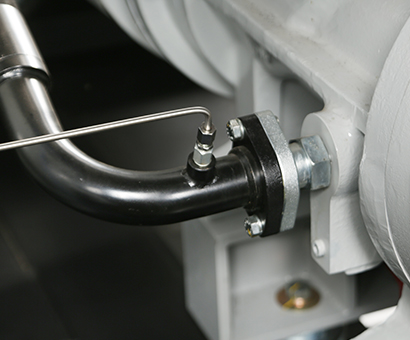 Detalhe da tubulação e da conexão flangeada interna do compressor ELGi Série EG