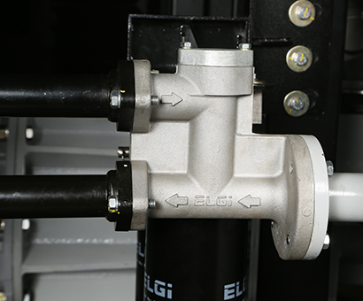Detalhe de válvula e conexões do circuito interno do compressor ELGi Série EG