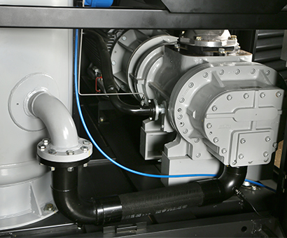 Detalhe da unidade compressora e das tubulações internas do compressor ELGi Série EG de 90 a 160 kW