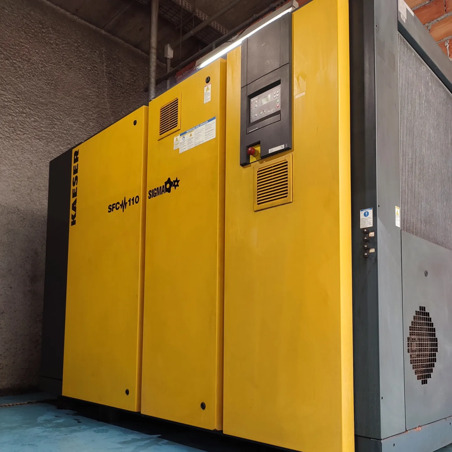 Inspeção de filtros de ar e separador ar-óleo em compressor industrial