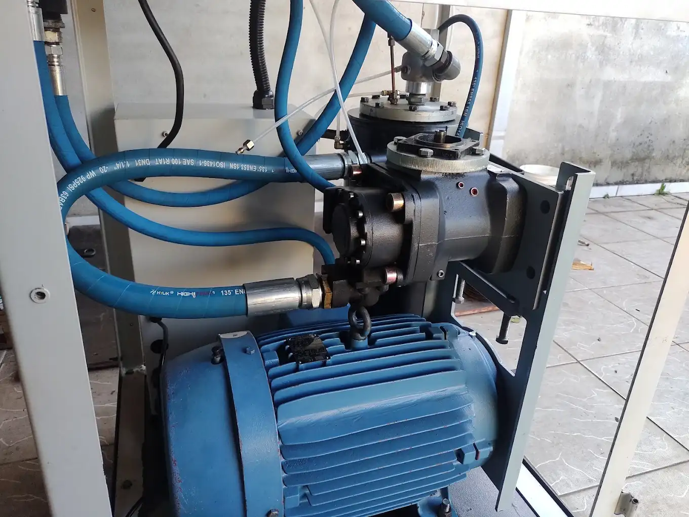 Inspeção técnica durante atendimento emergencial em compressor industrial