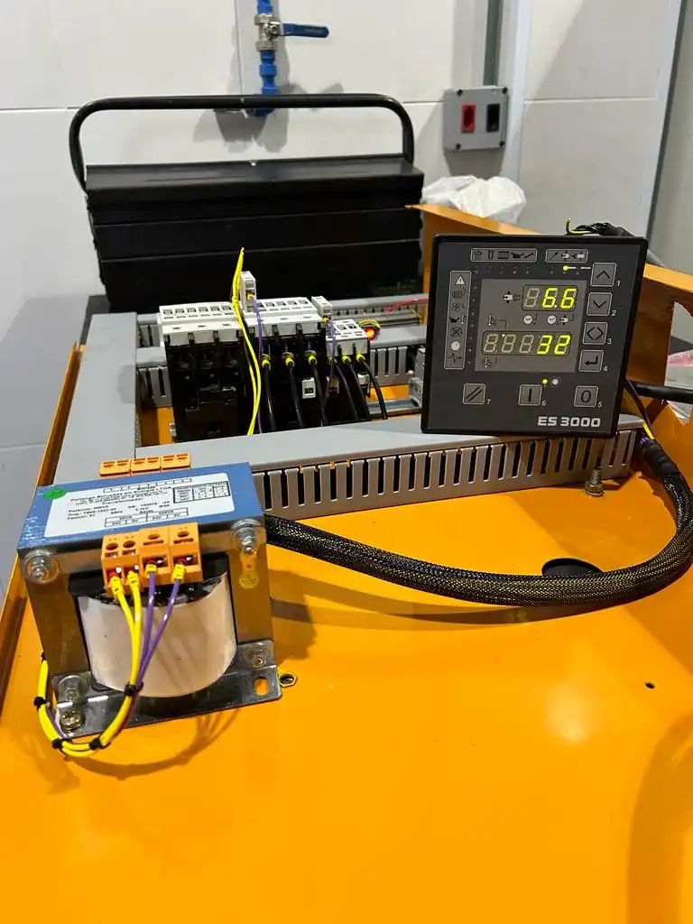 Verificação elétrica do painel de compressor industrial