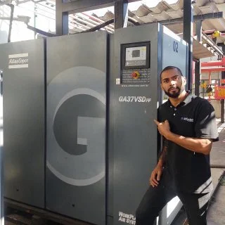 Técnico especializado atuando em compressor industrial