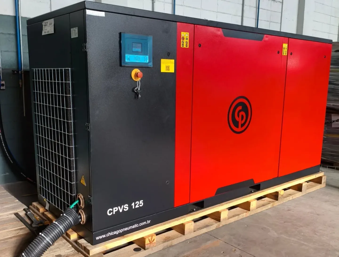 Técnico realizando revisão durante reforma completa de compressor industrial