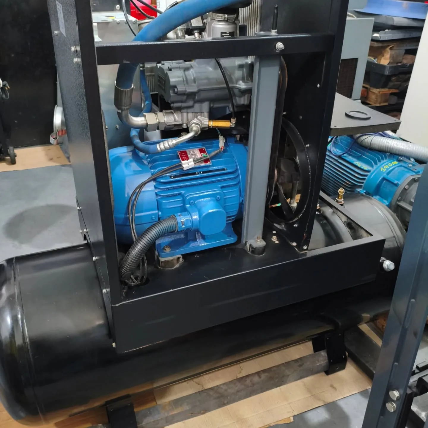 Compressor industrial em processo de reforma completa
