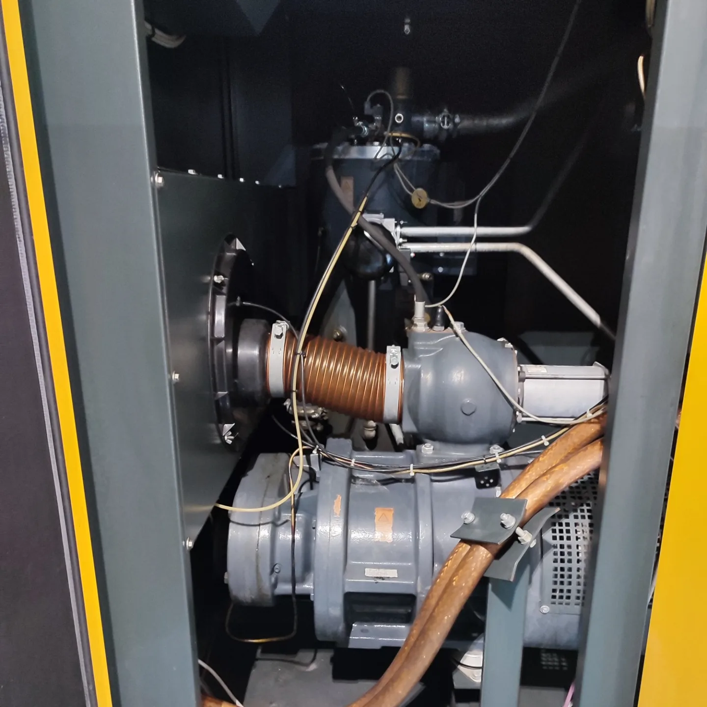 Troca de óleo lubrificante em compressor parafuso durante manutenção preventiva