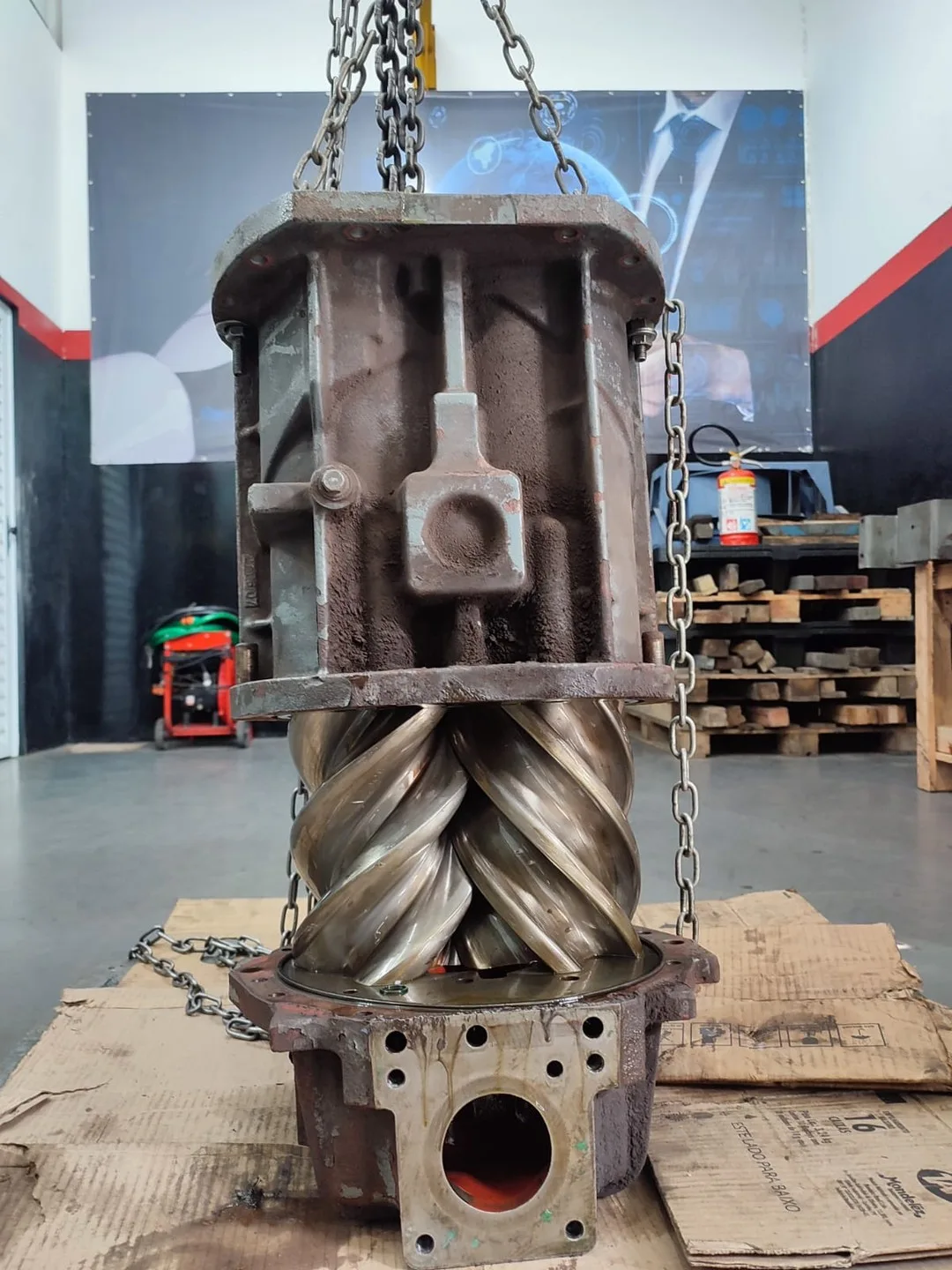 Técnico especializado atuando na recuperação de compressor industrial