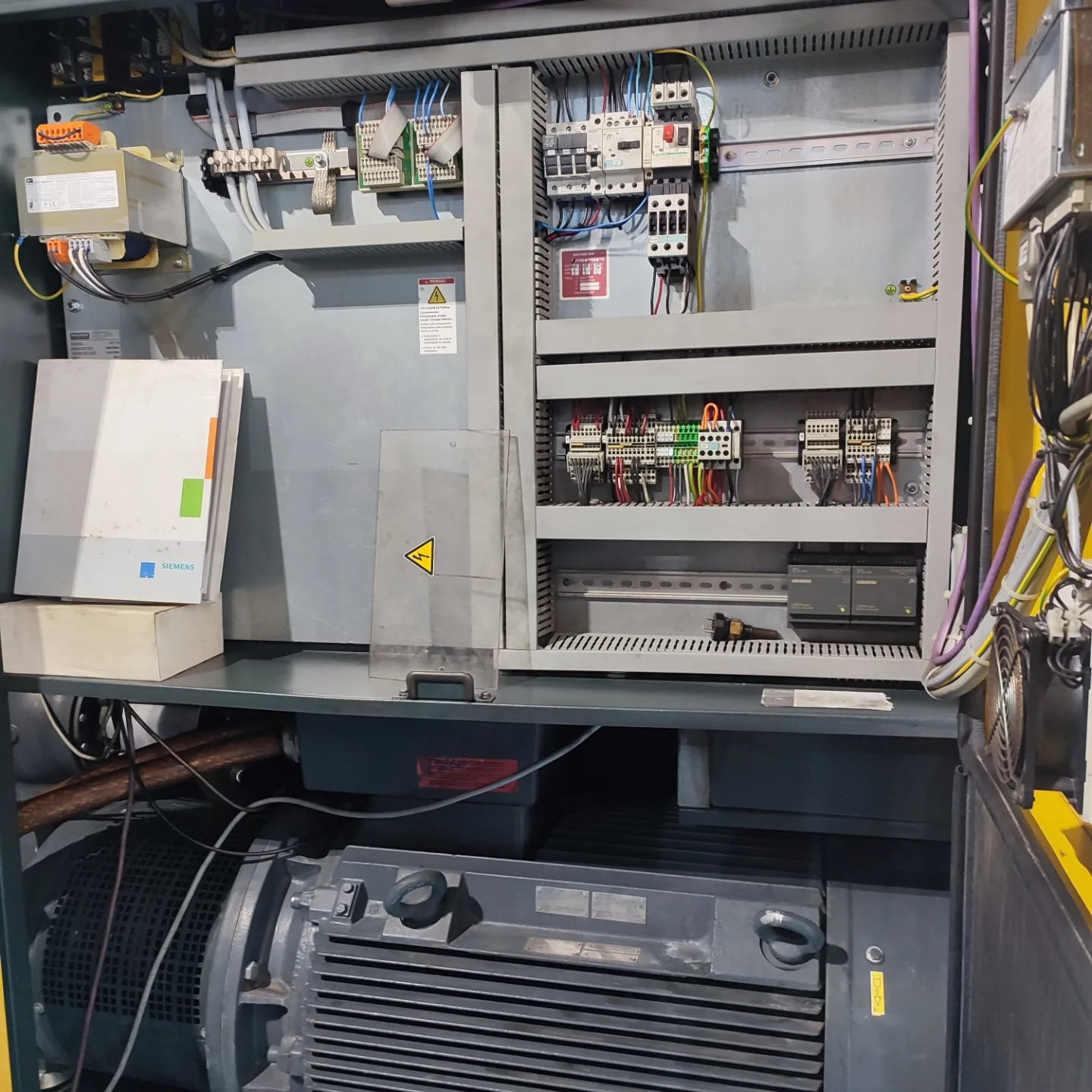 Verificação elétrica de painel de controle de compressor parafuso ELGi